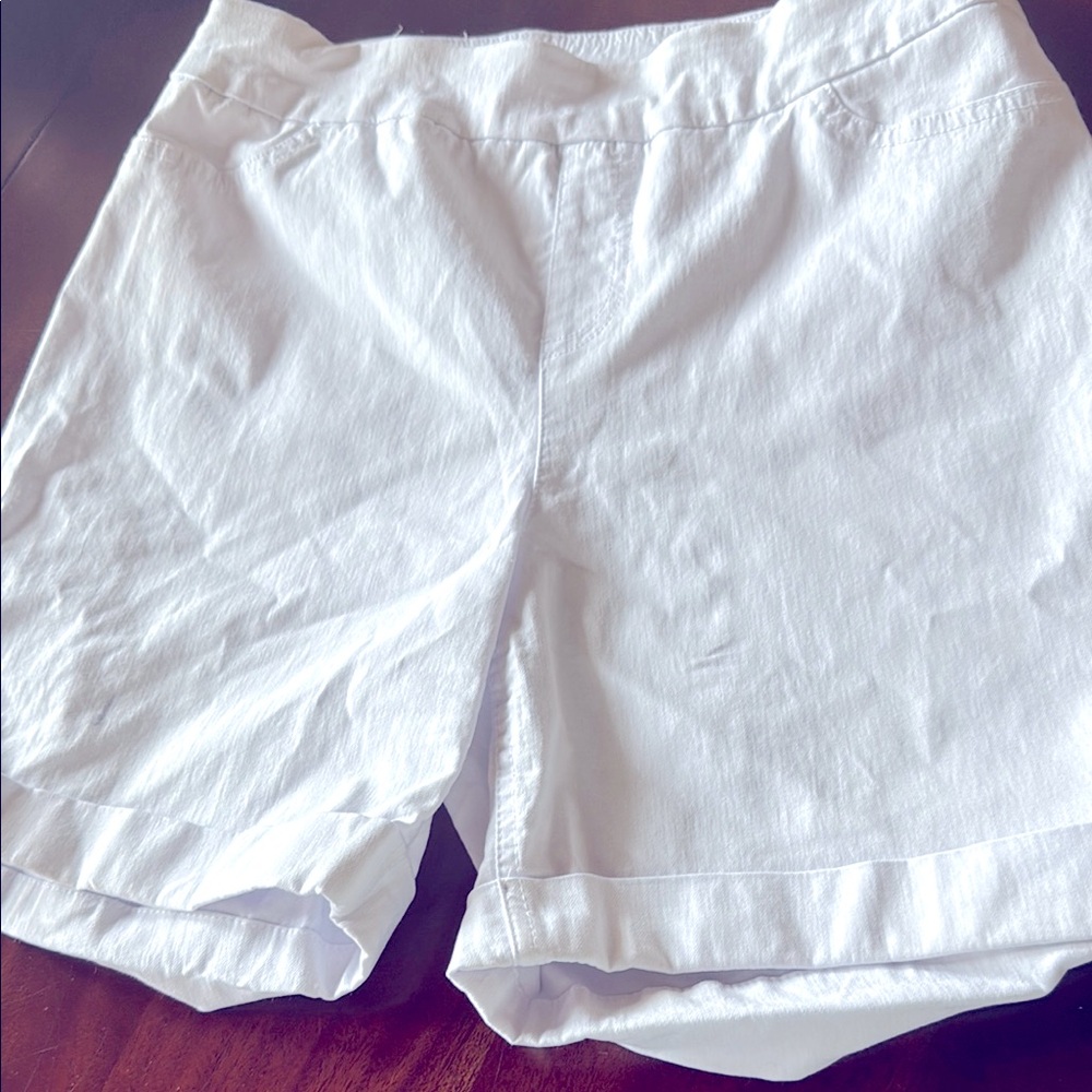 Soft Surroundings White Elastic Waist stretch shorts.Size M Small stain leg